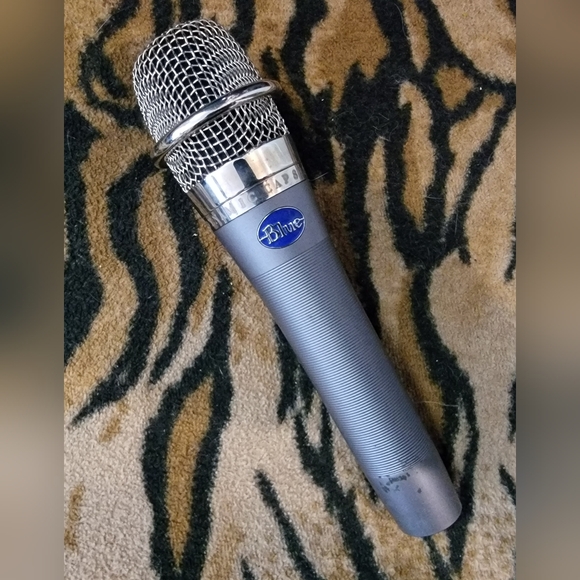 Blue Microphone enCORE 100 Cardioid Dynamic Vocal Mic - Picture 1 of 2